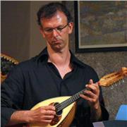 Diplomato al Conservatorio impartisce lezioni di Mandolino per tutti i livelli